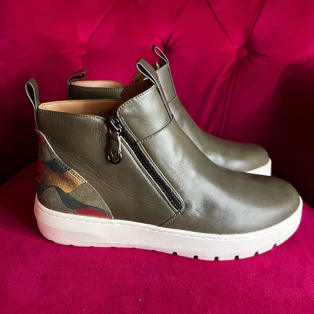 Olive Green Leather Zip-Detail Women’s Sneakers